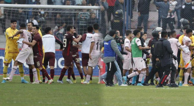 Universitario vs. Sport Boys termina en batalla campal y con la Policía dentro del campo.