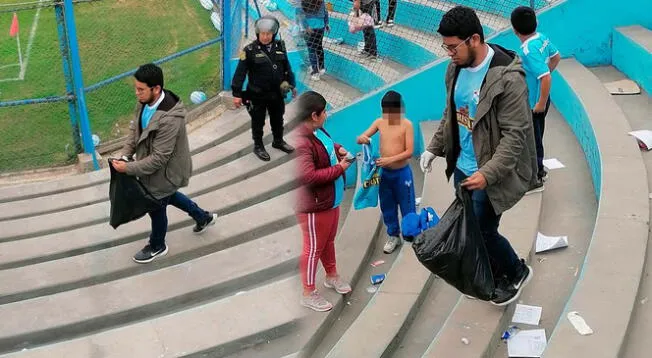 Hincha de Sporting Cristal se quedó limpiando la tribuna del Estadio Alberto Gallardo