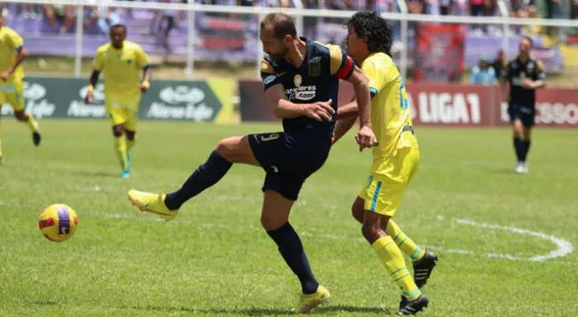 Carlos Vílchez y Hernán Barcos disputando un balón en el Carlos Stein vs. Alianza Lima.