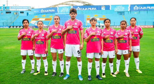 Sporting Cristal luce su nueva camiseta color rosada para combatir el cáncer de mama