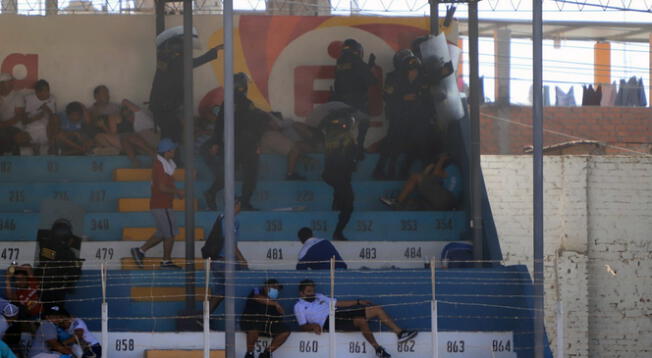 Policías reaccionando ante la balacera en las afueras del Estadio Campeones del 36