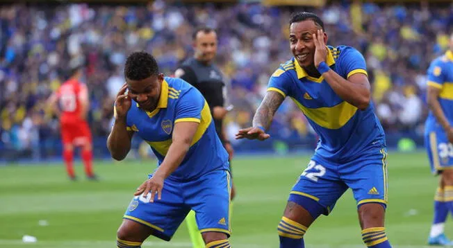Villa y Fabra celebrando el segundo gol de Boca
