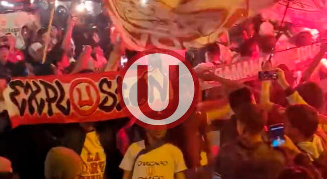 Hinchas de Universitario realizan espectacular banderazo en Cajamarca