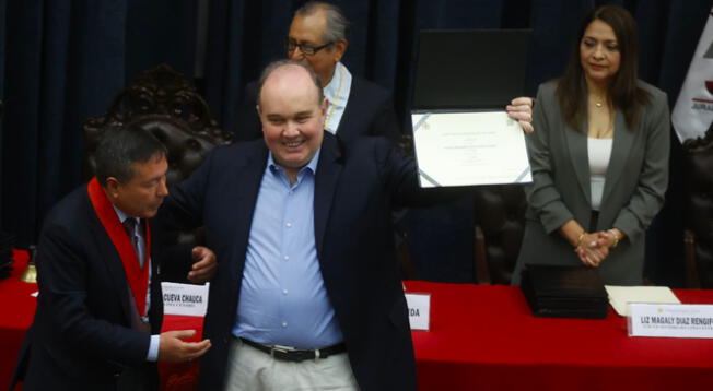 Rafael López Aliaga recibe credenciales como Alcalde de Lima del Jurado Electoral Especia