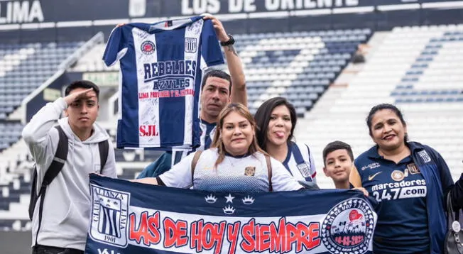 Bicampeones se sacaron foto con los trofeos ganados el 2021-2022