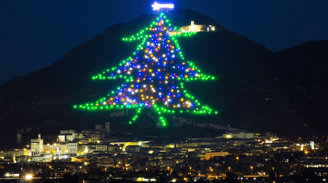 En la región italiana de Umbría se encuentra el árbol de Navidad que ganó el récord Guinness al más grande del mundo.