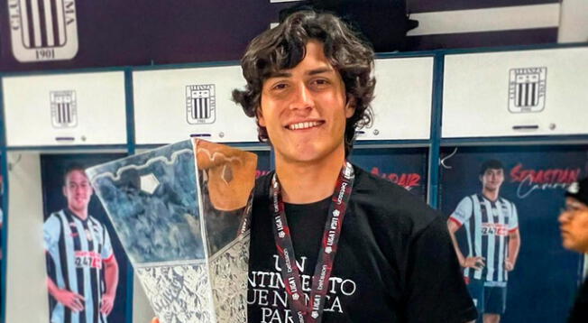 Sebastien Pineau con el trofeo de bicampeón de la Liga 1