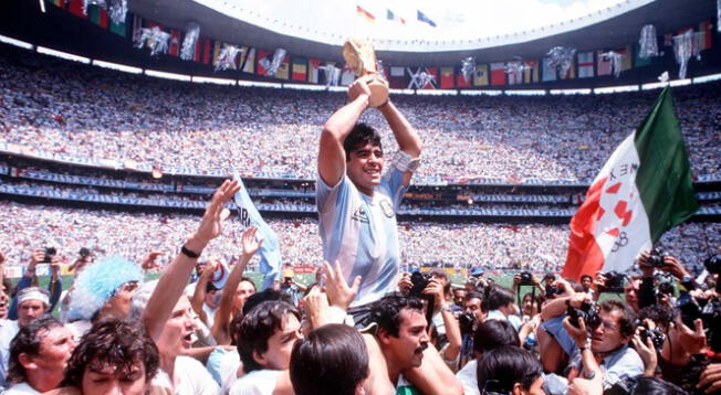 Diego Maradona alzando el título de 1986 de la Copa del Mundo