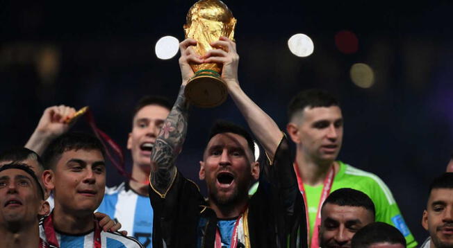 Sueño cumplido: Messi levantó el trofeo junto a sus compañeros. Foto: AFP