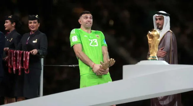 El gesto de 'Dibu' tras ganar el Guante de Oro llamó la atención de hinchas. Foto: AFP