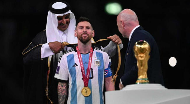 Lionel Messi recibió un 'bisht' tradicional árabe antes de levantar la Copa del Mundo. Foto: AFP