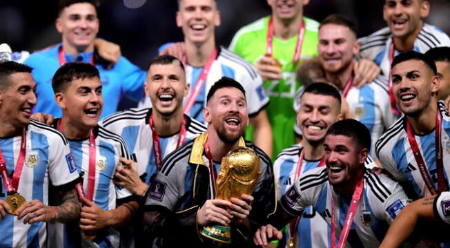 Lionel Messi, capitán y goleador de argentina, levantando la copa.