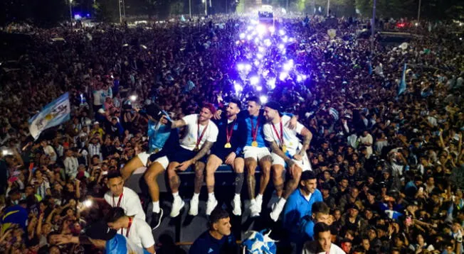 El equipo de Scaloni festeja con miles de hinchas.