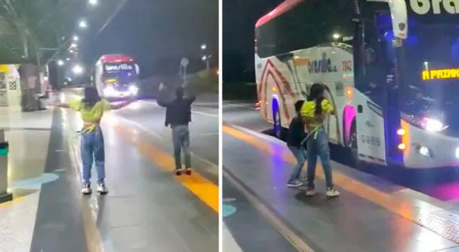 Cuando vieron el bus que conducía su padre, los pequeños saltaron para llamar su atención.