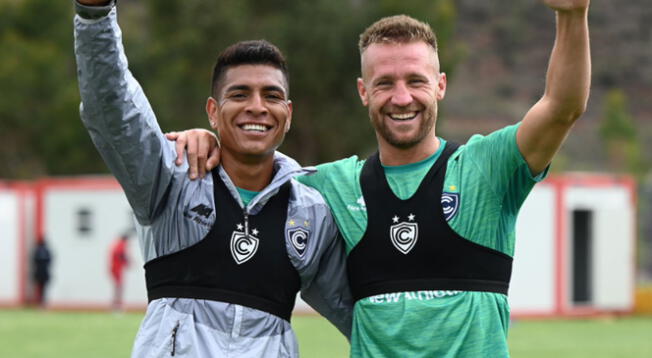 Paolo Hurtado se mostró feliz en los entrenamientos de Cienciano