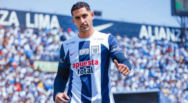 Pablo Sabbag con camiseta de Alianza Lima en la Noche Blanquiazul