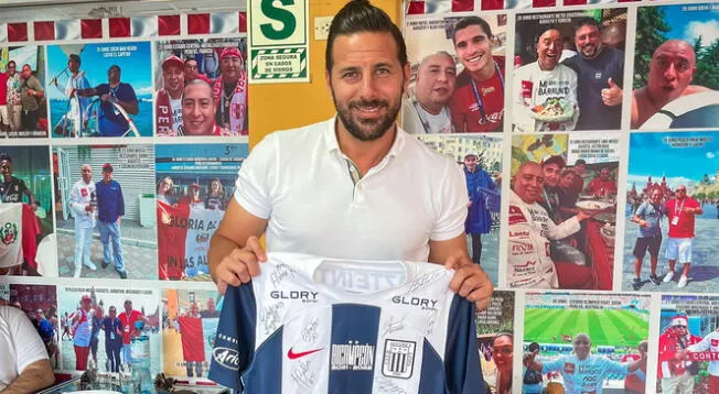 Claudio Pizarro posando con la camiseta de Alianza Lima.