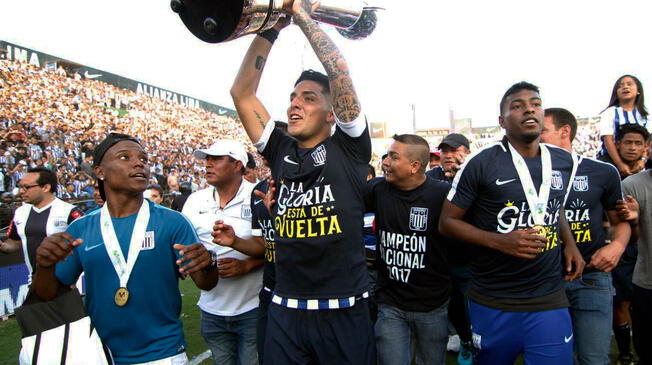 Plantel de Alianza Lima celebrando el campeonato 2017