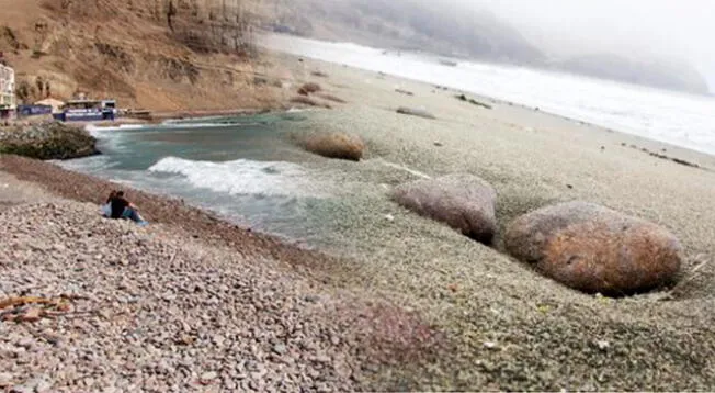 ¿Por qué la playa 'La Herradura' está llena de piedras?