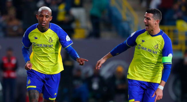 Talisca junto a Cristiano Ronaldo celebrando el gol de Al Nassr