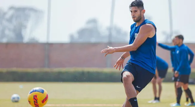 Carlos Zambrano firmó por Alianza Lima hasta el 2024.