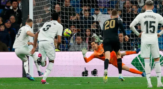 Karim Benzema anotó dos goles ante Elche