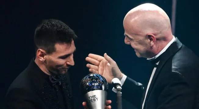 Lionel Messi recibió el premio de manos de Gianni Infantino.