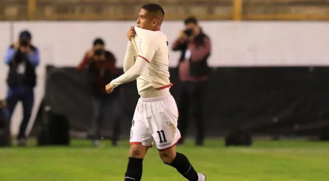 Roberto Siucho con camiseta de Universitario, el club que lo formó