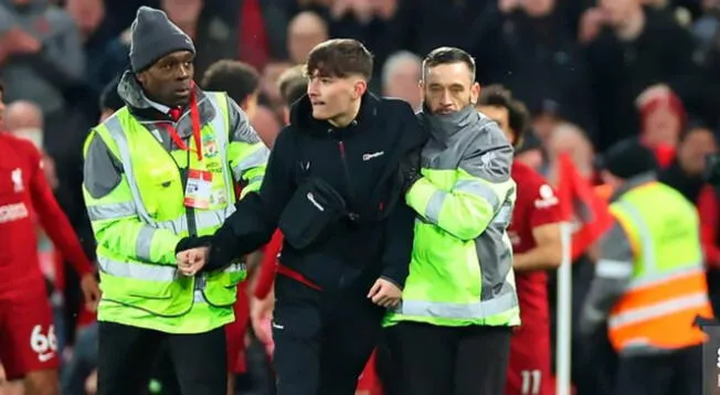 Hincha de Liverpool ingresa durante partido contra Manchester United