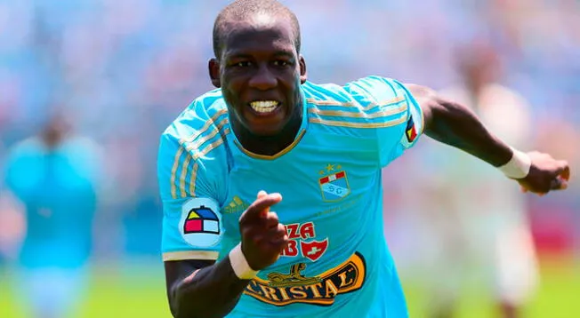 Luis Advíncula hizo acto de presencia en el entrenamiento de Sporting Cristal previo al enfrentamiento contra Huracán por la Copa Libertadores. Foto: ANDINA