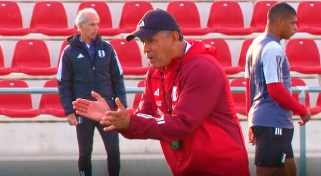 Juan Reynoso se mostró exigente en los entrenamientos de la selección peruana. Foto: FPF