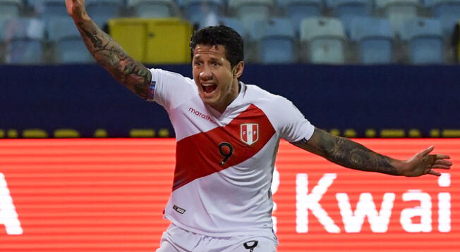 Lapadula jugando por la selección peruana