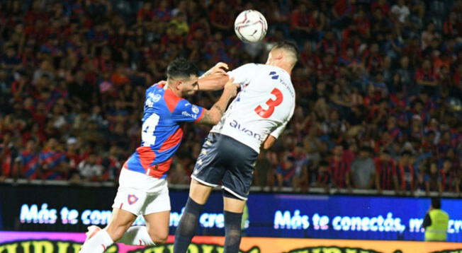 Jugadores de Cerro Porteño y Nacional disputan el balón.
