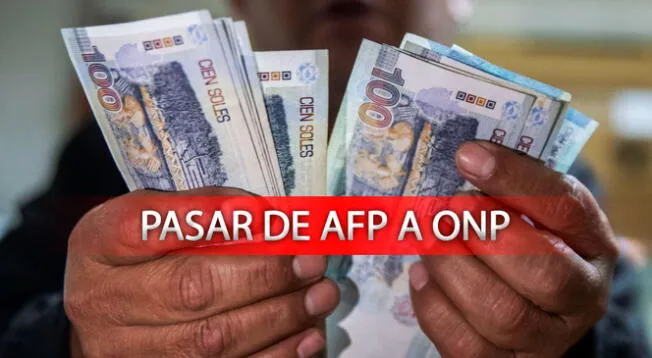 Hombre agarrando billetes de soles con sus manos.