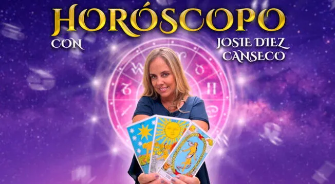 Josie Diez Canseco muestra las cartas de tarot.