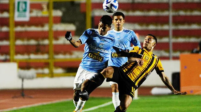 Sporting Cristal nunca le ha ganado a The Strongest en Bolivia. Foto: AFP