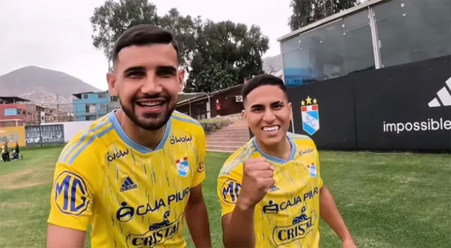 Ignácio Da Silva luce la camiseta de Sporting Cristal ante los hinchas