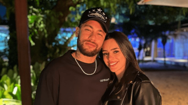 Neymar y Bruna lucen felices ante las cámaras.