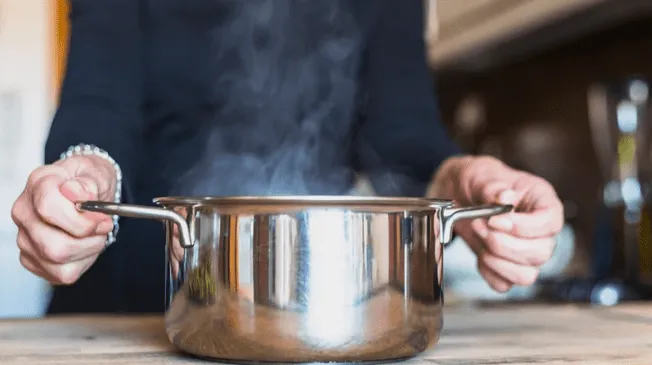 Créelo o no, con una olla de agua hirviendo puedes planchar tu ropa