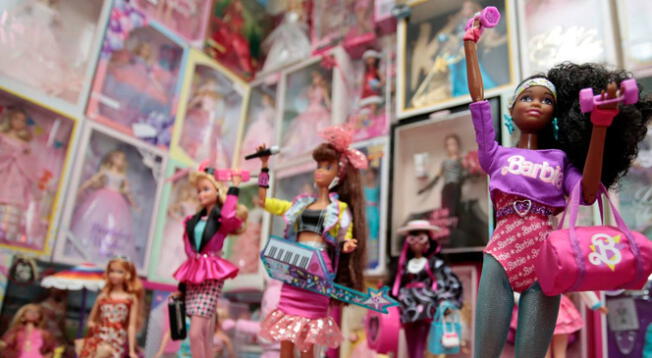 En Puebla, un médico cirujano presume una colección de más de 200 muñecas de Barbie.