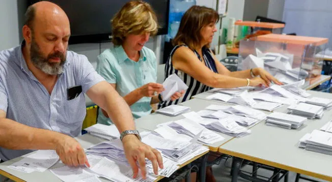 Integrantes de una mesa electoral en Madrid.