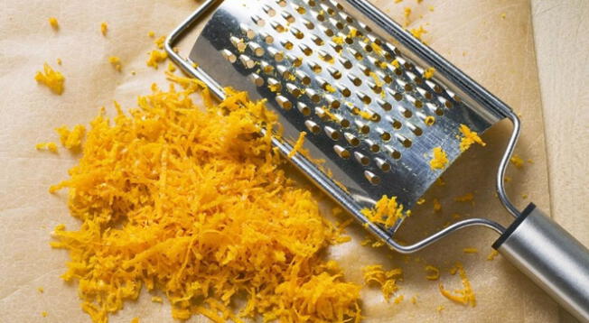Con este simple truco, remueve la grasa de tu cocina con la ralladura de naranja.