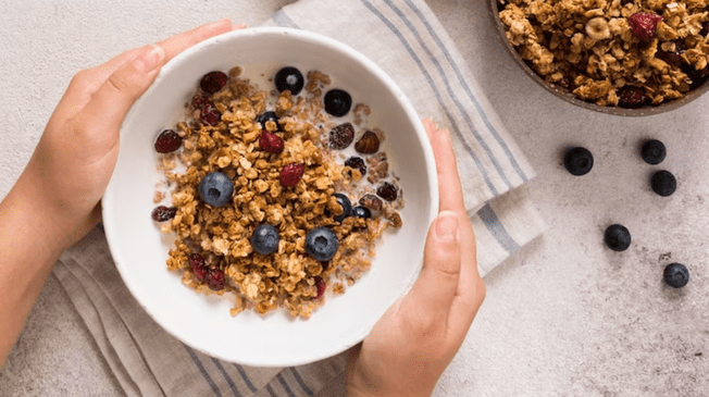 La granola es una excelente opción para comer en el desayuno