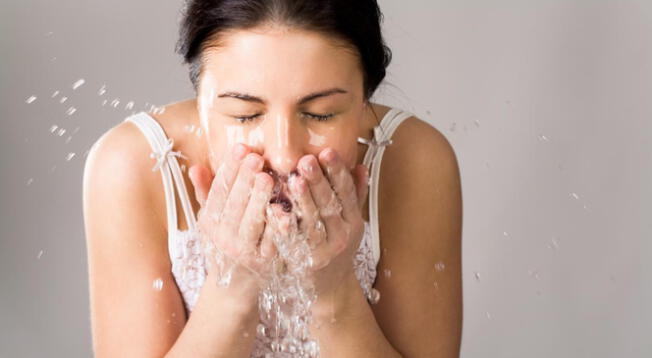 Conoce qué recomiendan los expertos sobre el lavado correcto del rostro con agua fría o caliente.