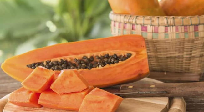La papaya cuenta con grandes beneficios para la saluda de una persona.
