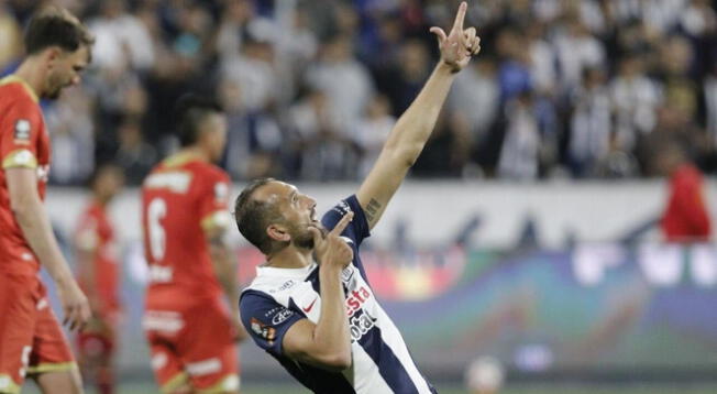 Hernán Barcos celebra su gol contra Alianza Lima.