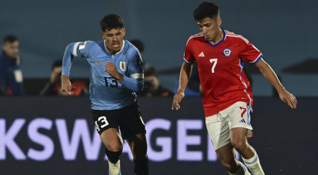 Uruguay y Chile chocan en el Estadio Centenario de Montevideo.