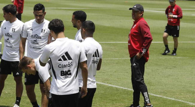 Juan Reynoso supervisando el entrenamiento de Perú