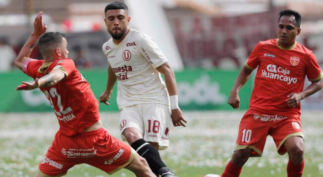 Universitario juega contra Sport Huancayo en el Estadio Monumental