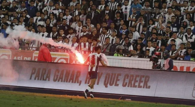 Hinchas de Alianza Lima lanzaron bengalas en la final de la Liga 1 2023.